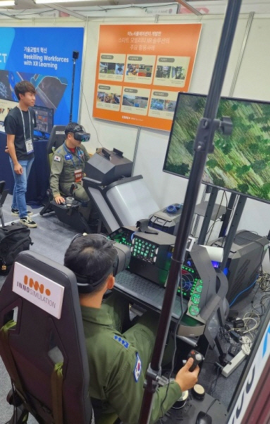 이노시뮬레이션이 국내 최초로 개발한 XR기반 다중 전투기 전술훈련 시뮬레이터.